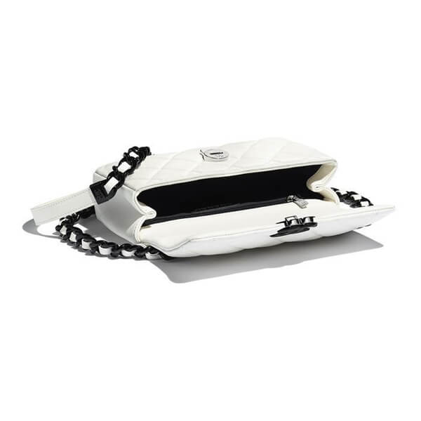 青いデニムにぴったりなシャネルのショルダーバッグ/レディース